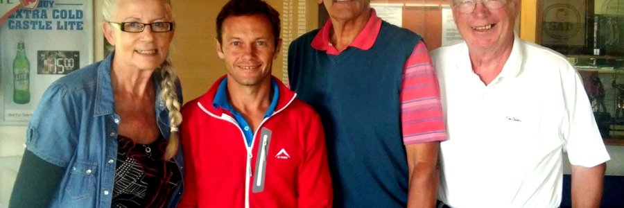 Jack en Anita Doyle saam met die wenners, M Swart en H du Toit (middel)